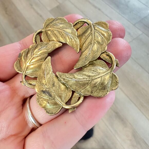 Vintage Gold Tone Leaf Wreath Circle BROOCH pin - Picture 2 of 4